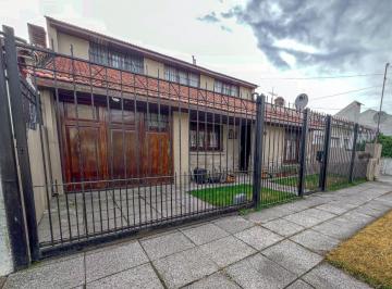 Casa · 4 Dormitorios · 1 Cochera · Chalet 5 Amb C/ Parque, Quincho, Piscina y E/auto - Irala y Valentini