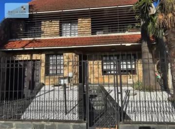 Casa de 5 ambientes, Quilmes · Chalet de Dos Plantas Cerca del Centro