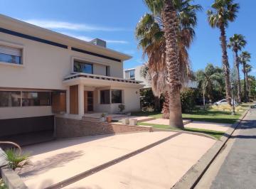 Casa · 460m² · 8 Ambientes · 3 Cocheras · Alquiler Casa 4 Dorm. Amueblada con Cochera - San Marino, Funes Hills, Funes