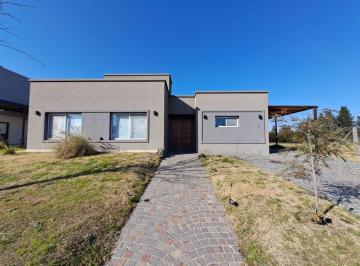 Casa · 145m² · 4 Ambientes · 2 Cocheras · Casa de 4 Ambientes con Pileta en Santa Ines! Se Alquila Amoblada!