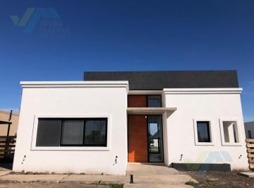 Casa · 130m² · 5 Ambientes · 2 Cocheras · Venta de Casa con Pileta en Santa Lucia Pilar del Este