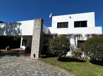 Casa · 217m² · 5 Ambientes · 2 Cocheras · Casa en 2 Plantas con Piscina a La Venta en Fincas de Iraola Dos Alquilada
