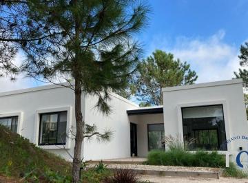 DEI-DEI-1215_2 · Casa en Venta 3 Dorm. en Costa Esmeralda Barrio Deportivo Barrio Privado