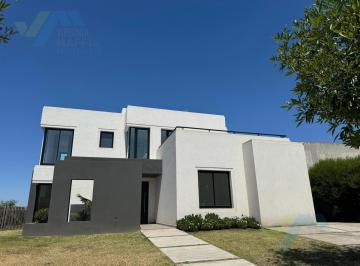 Casa · 223m² · 7 Ambientes · 2 Cocheras · Venta de Casa a La Laguna en Dos Plantas con Pileta - El Canton