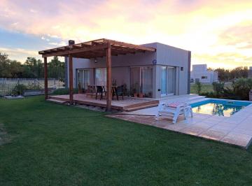 Casa de 4 ambientes, General Roca · Castañeda Vende, Hermosa Casa en Barrio Quinquela de General Roca Rn.