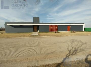 Casa · 218m² · 8 Ambientes · 2 Cocheras · Casa en Acquavista