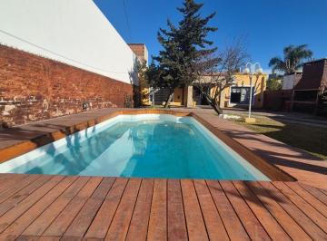 Casa · 104m² · 1 Ambiente · 3 Cocheras · Monoambiente con Pileta