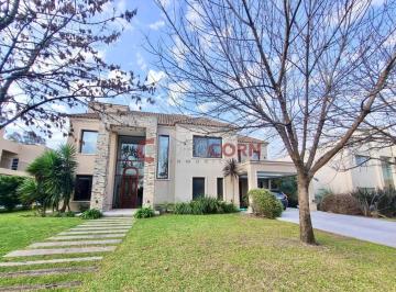 Casa · 340m² · 7 Ambientes · 6 Cocheras · Alquiler Casa 7 Amb, Piscina Climatizada, Terravista