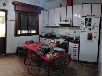 Casa de 4 ambientes, La Matanza · Casa con 290 m² y 3 Dorm. en Venta en Villa Madero
