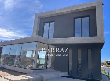 Casa · 185m² · 5 Ambientes · 2 Cocheras · Casa Venta 5 Ambientes a La Laguna en Barrio Santa Ana Villanueva Lote 633 m²
