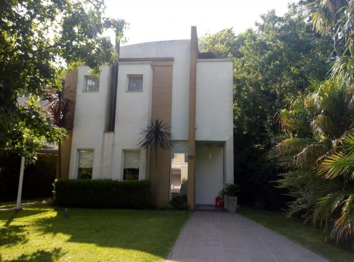 Casa · 145m² · 5 Ambientes · 2 Cocheras