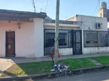 Casa de 5 ambientes, La Matanza · Casa 2 PH en Venta en González Catán