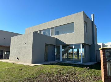 Casa · 197m² · 6 Ambientes · 3 Cocheras · Casa en Barrio Cerrado Pilar