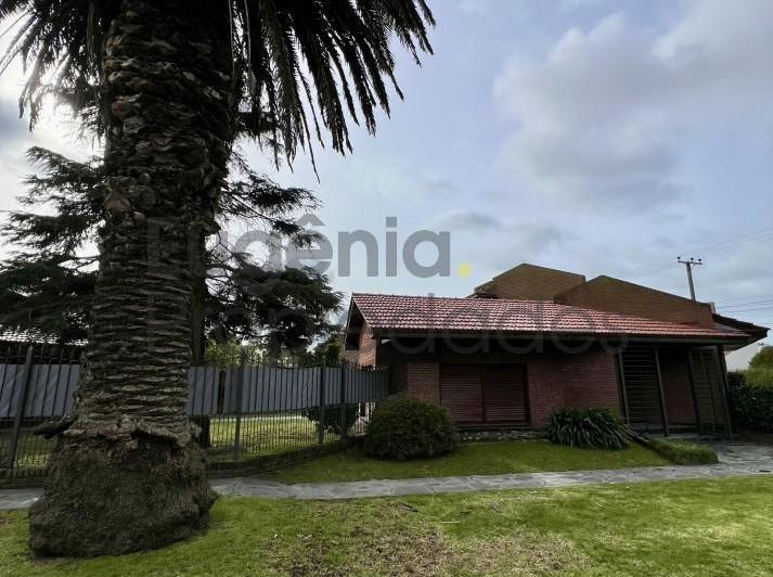 Casa · 260m² · 5 Ambientes · 3 Cocheras