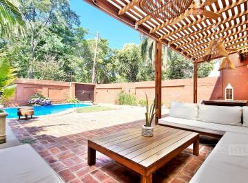 Casa · 261m² · 8 Ambientes · 3 Cocheras · Casa Remodelada en Venta en Punta Chica, San Fernando