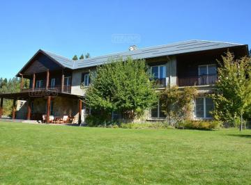 Casa · 581m² · 9 Ambientes · 2 Cocheras · Espectacular Casa en Venta Ubicado en Chapelco Golf, San Martin de Los Andes