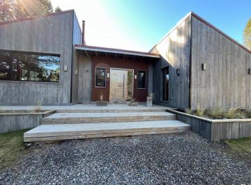 Casa · 150m² · 4 Ambientes · 2 Cocheras · Casa Chalet en Venta Ubicado en Chapelco Golf, San Martin de Los Andes, Patagonia