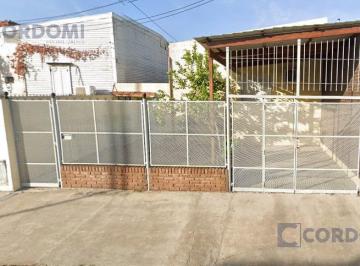 Casa · 102m² · 3 Ambientes · Venta Casa en Avellaneda de 3 Ambientes con Entrada de Auto y Pequeño Fondo