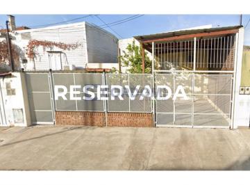 Casa · 102m² · 3 Ambientes · Venta Casa en Avellaneda de 3 Ambientes con Entrada de Auto y Pequeño Fondo
