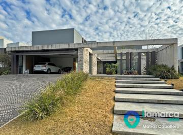 Casa · 730m² · 4 Dormitorios · 3 Cocheras · Casa a La Venta en Altos del Chateau Minimalista y de Categoria