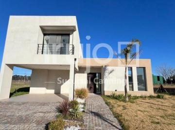 Casa · 155m² · 4 Ambientes · 2 Cocheras · Casa en Venta en Barrio Privado & Spa La Alameda - Canning