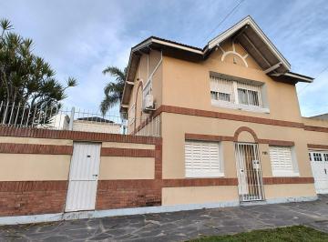 Casa · 130m² · 4 Ambientes · 2 Cocheras · Excelente Chalet 4 Amb C/patio, Garage y Quincho!