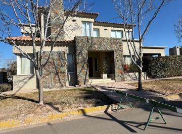 Casa de 7 ambientes, Carrodilla · Venta Casa en Calle Terrada