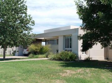 Casa de 5 ambientes, Funes · Casa en Esquina Country Al Lado de Kentucky Apto Credito