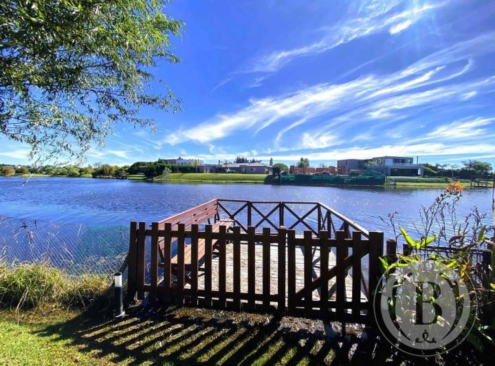 Casa · 260m² · 5 Ambientes · 2 Cocheras