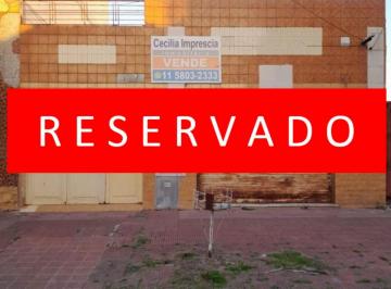 Casa de 3 ambientes, Lanús · Casa a Reciclar Sobre Lote de 353 m² con Piscina.