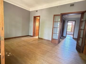 Casa · 230m² · 10 Ambientes · 1 Cochera · Venta de Casa de Estilo en La Plata