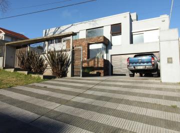 Casa · 232m² · 4 Ambientes · 2 Cocheras · Casa en San Carlos