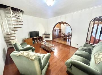 Casa · 207m² · 5 Ambientes · 3 Cocheras · Casa 5 Ambientes en Venta en Banfield Oeste con Jardín y Deposito/galpón en Planta Baja