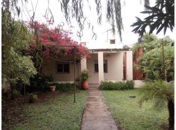 Casa · 90m² · 3 Ambientes · 1 Cochera · Casa con Gran Parque! Excelente Ubicacion, Nuevo Valor!