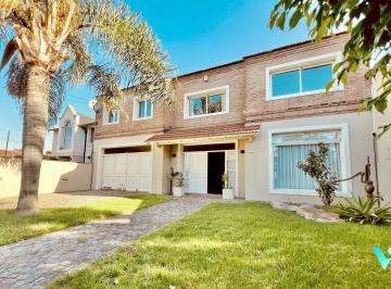 Casa · 265m² · 5 Ambientes · 4 Cocheras · Casa en Venta Ituzaingó Norte, 5 Ambientes Quincho y Piscina.