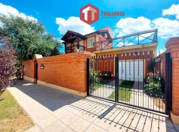 Casa · 173m² · 5 Ambientes · 1 Cochera · Amplia Casa en Zona Residencial