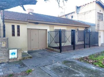 Casa de 3 ambientes, Almirante Brown · Chalet de Dos Dorm. con Cochera