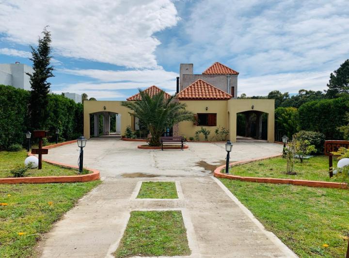 Casa · 200m² · 4 Ambientes · 2 Cocheras