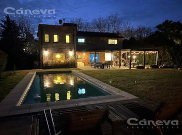 Casa · 210m² · 5 Ambientes · 2 Cocheras · Las Glorias - Excelente Propiedad