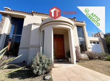 Casa · 265m² · 5 Ambientes · 1 Cochera · Importante Casa en Las Moreras, Merlo