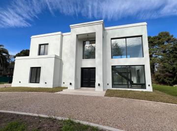 Casa · 270m² · 4 Ambientes · 1 Cochera · Casa en Club de Campo El Moro