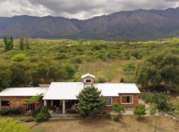 Casa · 320m² · 5 Ambientes · 4 Cocheras · Casa de Campo, Casa de Huespedes, Galpón Cochera en 3,85 Ha