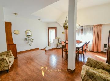 Casa · 235m² · 6 Ambientes · 1 Cochera · Casa Multifamiliar de 6 Ambientes - Liniers - Jardín - Cochera - Quincho - Terraza