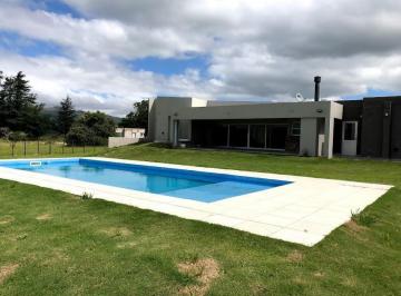 Casa · 220m² · 5 Ambientes · 1 Cochera · Casa en Los Reartes, Barrio Punto Claro, 5 Ambientes. 2.000 m Totales, 220 m² Cubiertos.