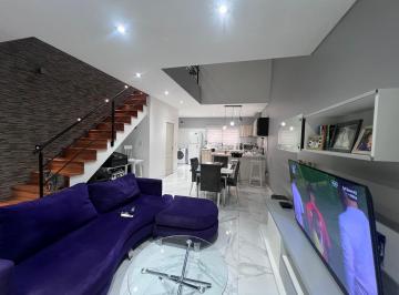 Casa · 170m² · 4 Ambientes · 1 Cochera · Casa en Lanús Este – Confort y Calidad en Cada Espacio