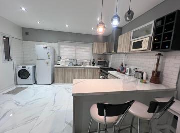 Casa · 170m² · 4 Ambientes · 1 Cochera · Amplia y Luminosa Casa en Lanus Este