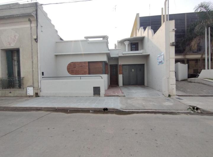 Casa · 200m² · 4 Ambientes · 2 Cocheras