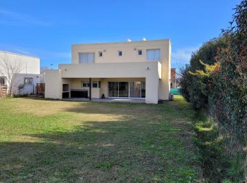 Casa · 153m² · 4 Ambientes · Alquiler Anual en Santa Guadalupe, Pilar del Este.