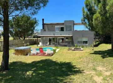 Casa · 250m² · 5 Ambientes · 3 Cocheras · Casa en Venta en Costa Esmeralda