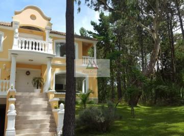 Casa · 360m² · 7 Ambientes · 2 Cocheras · Espectacular Casa en Carilo con Pileta Climaztizada